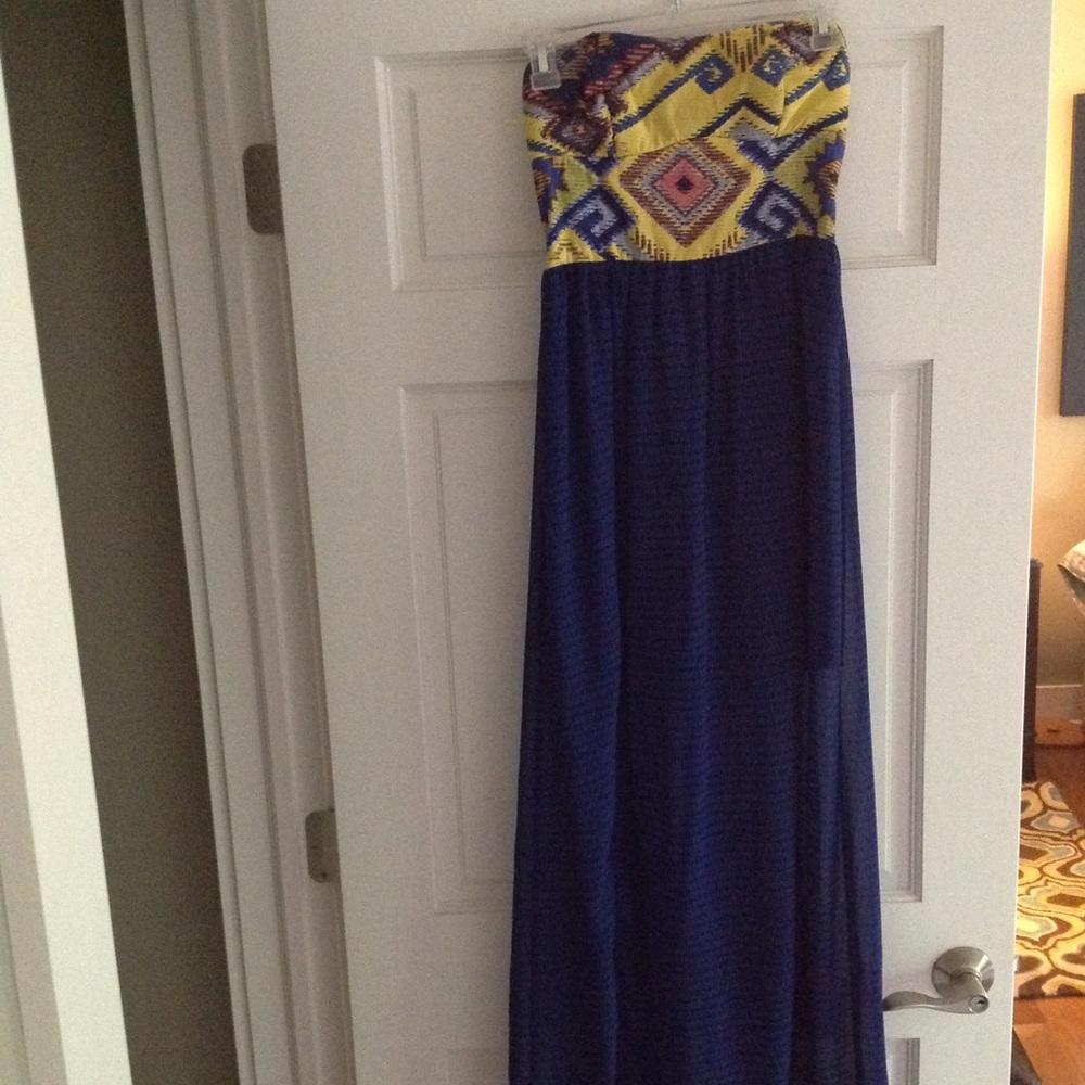 ☘️$6Maxi Dress Fun and Flirty. XS/S